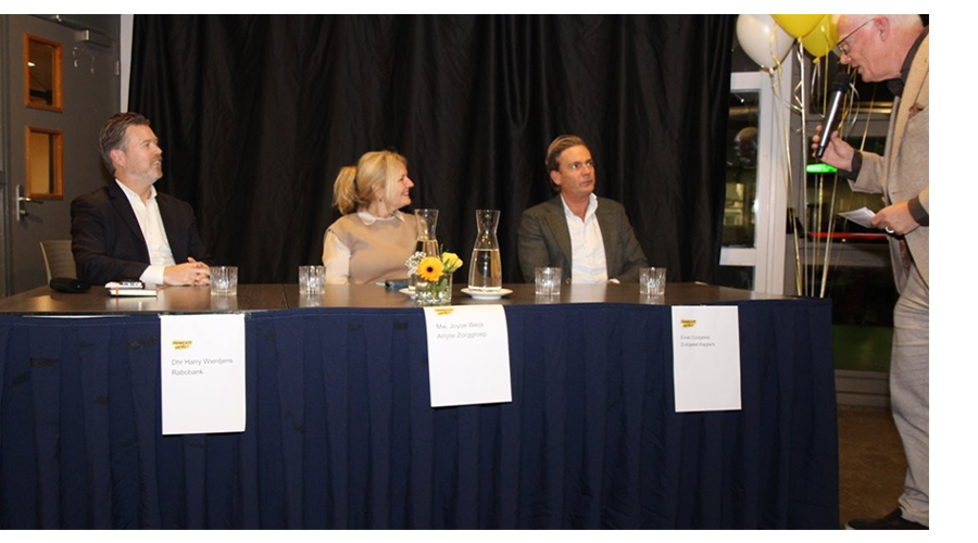 Bart Bakker ondervraagt een aantal panelleden, van links naar rechts zijn herkenbaar: Harry Wientjens (Rabobank), Joyce Weijs (Alrijne Zorggroep) en Emiel Zuidgeest (Zuidgeest Kappers). (Foto Ap de Heus). 
